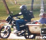 Два  байкера "прокатились" по площади Ленина