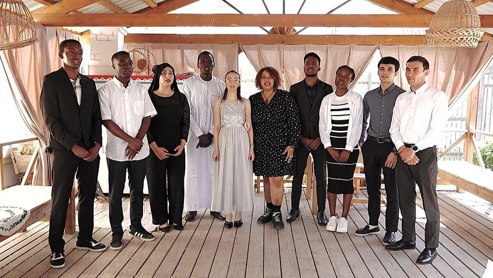 Иностранные студенты астраханских вузов исполнили легендарную военную песню