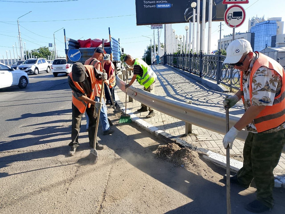 Мост в Астрахани превратили в свалку