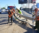 Мост в Астрахани превратили в свалку