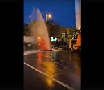 В центре Астрахани из-под асфальта забил фонтан: видео