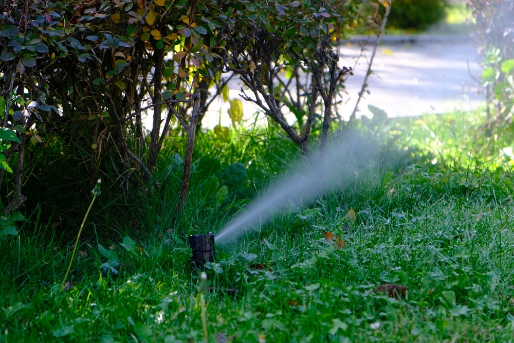 В Астрахани продувают поливочные водопроводы