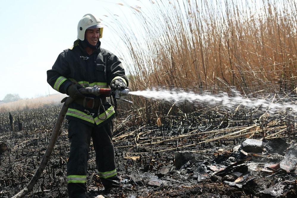 В Астрахани вновь горел камыш: пожару присвоен повышенный ранг сложности
