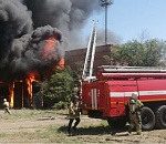 В Астрахани крупный пожар, горит троллейбусный парк