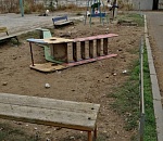 Коммунальные службы разворотили детскую площадку в Астрахани