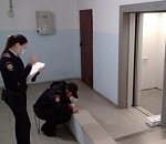 В Астрахани полицейские спасли семью с детьми, застрявшую в лифте