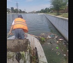 Астраханцы выбрасывают в каналы велосипеды и мебель