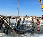 Спасатели шесть дней прорубали путь во льдах к астраханскому селу