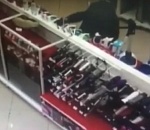 На видео попала кража из астраханского магазина бытовой техники