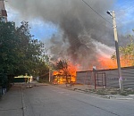 В Астрахани на площади 306 кв. метров горят два жилых дома и два сарая