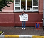 Фото дня. Ливень не помешал борцу за права сирот пикетировать администрацию губернатора