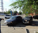 В Астрахани иномарка и отечественная легковушка не поделили дорогу