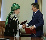 Астраханский губернатор получил медаль "Восхваление и слава"