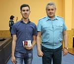 19-летнего астраханца, спасшего ребенка из огня, наградили медалью