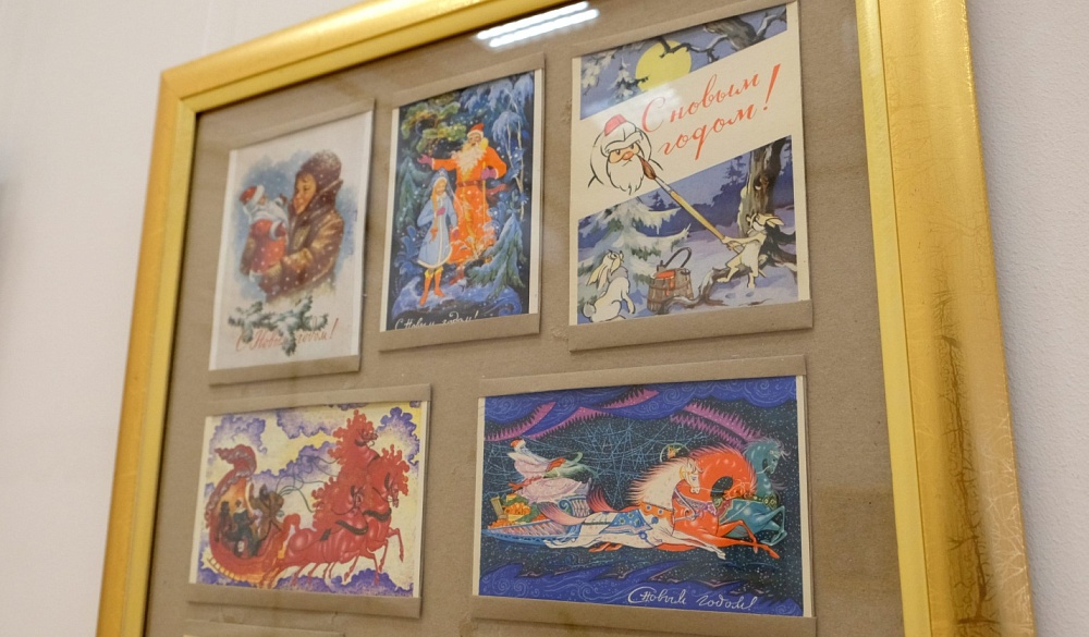 Более 200 новогодних советских открыток представлены в Астраханском театре кукол