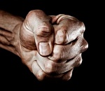 Астраханец до полусмерти избил соседа-футбольного болельщика 