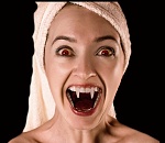 Астраханка укусила полицейского за руку