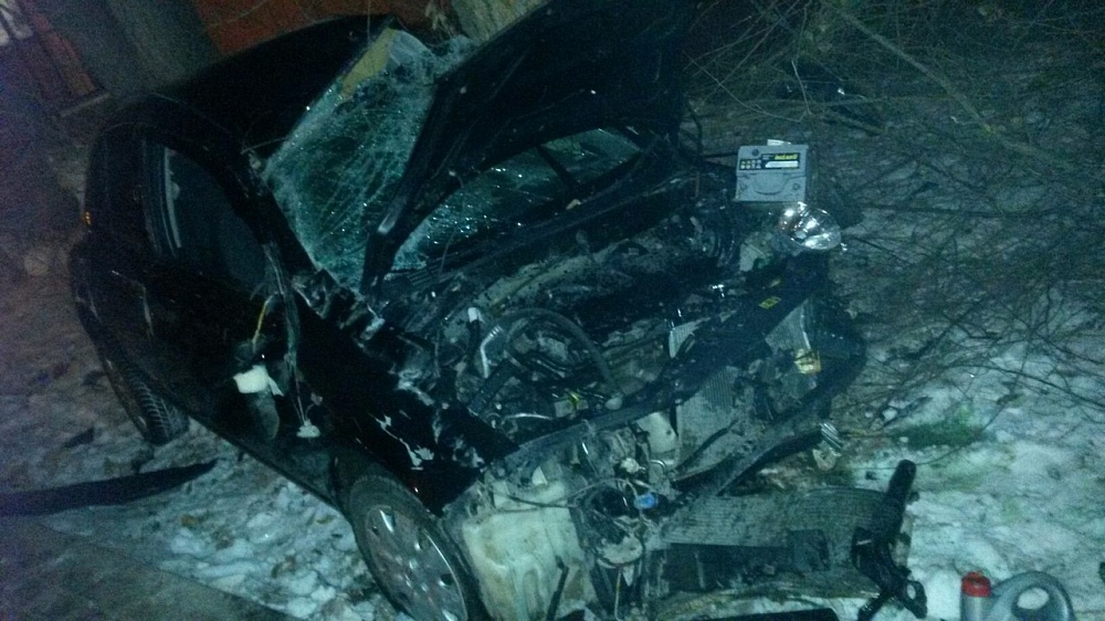 Ночью в Астрахани автомобиль вылетел на тротуар и застрял в деревьях