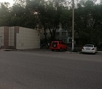 В Ленинском районе Астрахани безумный мужчина пугает людей 