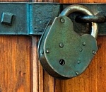 Астраханка из-за долга не может выйти из дома