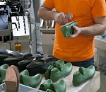 В Астрахани пытались навариться на обуви для детей-инвалидов