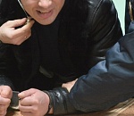 Шумный житель Ахтубинска пытался придушить полицейского