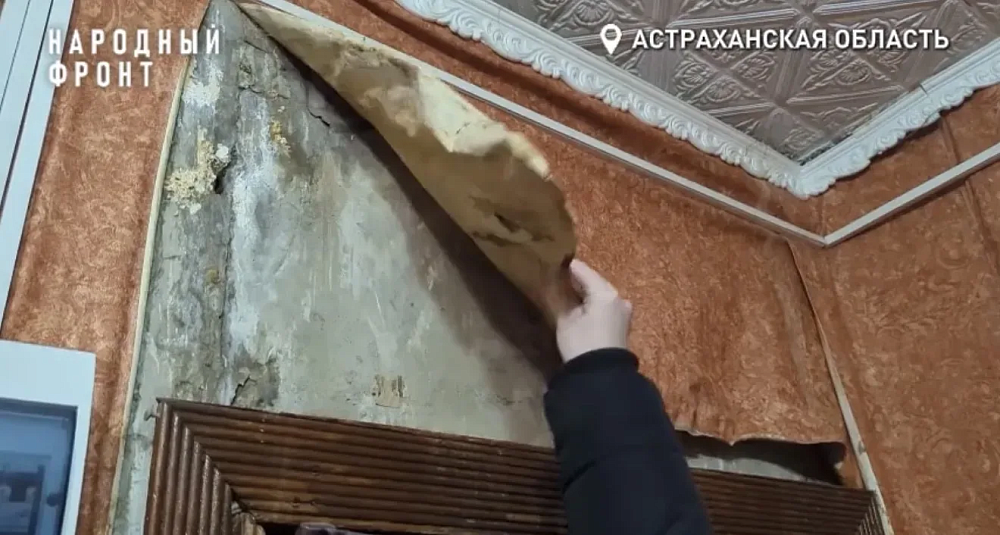 Жильцов астраханской 3-этажки уже пятый год заливает водой