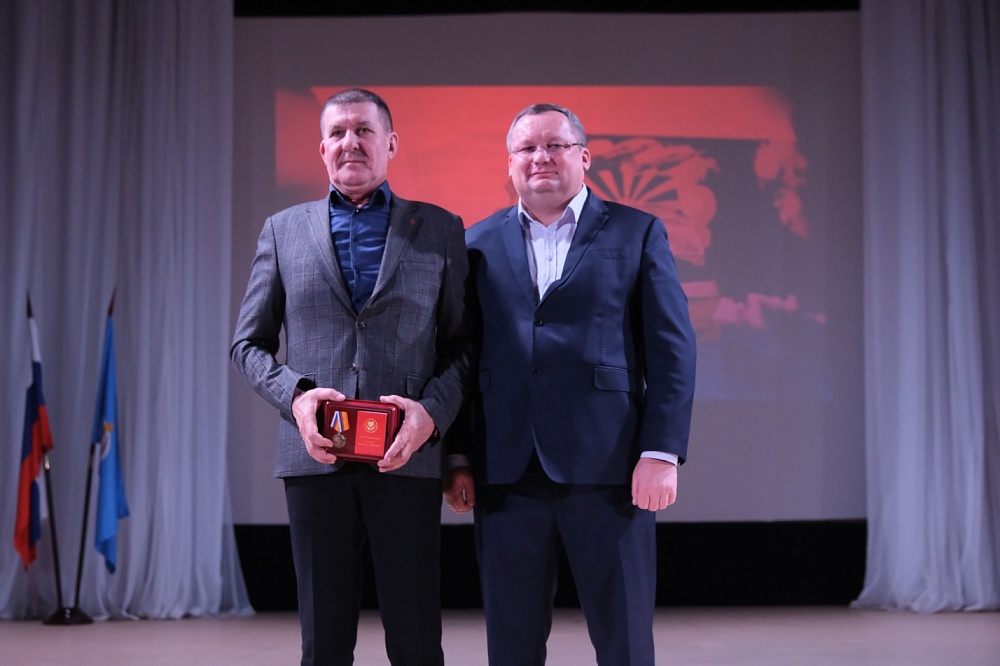 Игорь Мартынов наградил медалями камызякских волонтеров