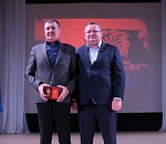 Игорь Мартынов наградил медалями камызякских волонтеров