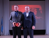 Игорь Мартынов наградил медалями камызякских волонтеров