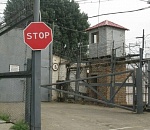 Сотрудник астраханской колонии вступил с осужденным во внеслужебные отношения