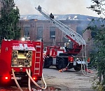 Вечером на южной окраине Астрахани почти два часа тушили крупный пожар в нежилом доме