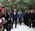 Сергей Морозов и дети: врио губернатора "забил чемпиону" и пообщался с юнармейцами