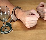 Астраханец украл коробку вина и устроил банкет на асфальте