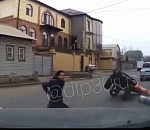 В Астрахани на Больших Исадах сбили грузчика с тележкой: видео 