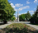 У братской могилы в Астрахани уложат около тонны мраморной крошки