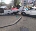 В центре Астрахани перевернулось такси