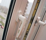 Астраханка, выпав из окна третьего этажа, разбилась насмерть