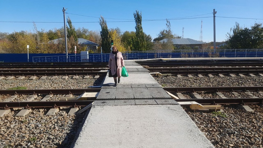 Новый пешеходный переход через железнодорожные пути сдан в эксплуатацию на станции Эльтон
