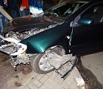 В Астрахани автомобиль протаранил на тротуаре дорожный знак