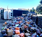 В Астрахани от столкновения на перекрестке рефрижератор опрокинулся, а легковой иномарке смяли переднюю часть