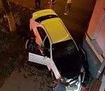 В центре Астрахани автомобиль протаранил здание