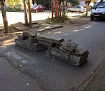 Въезд в один из дворов Астрахани перегородили булыжниками