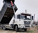 Недалеко от Астрахани зафиксировали грузовик и автоцистерну, сбрасывавших отходы возле поселений