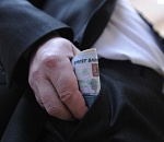 Сотрудник астраханского наркоконтроля попался на взятке 