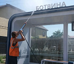 В Астрахани отмывают от пыли и рекламы остановки