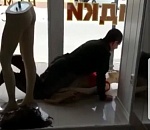 Астраханец обесчестил манекен в ЦУМе