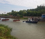 В Астрахани на "десятке" монтируют центральную секцию переправы