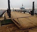 СК начал проверку после падения автомобиля с парома в Икрянинском районе