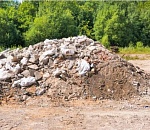 Отходы от сноса жилого дома астраханец сбросил на землю в пригороде